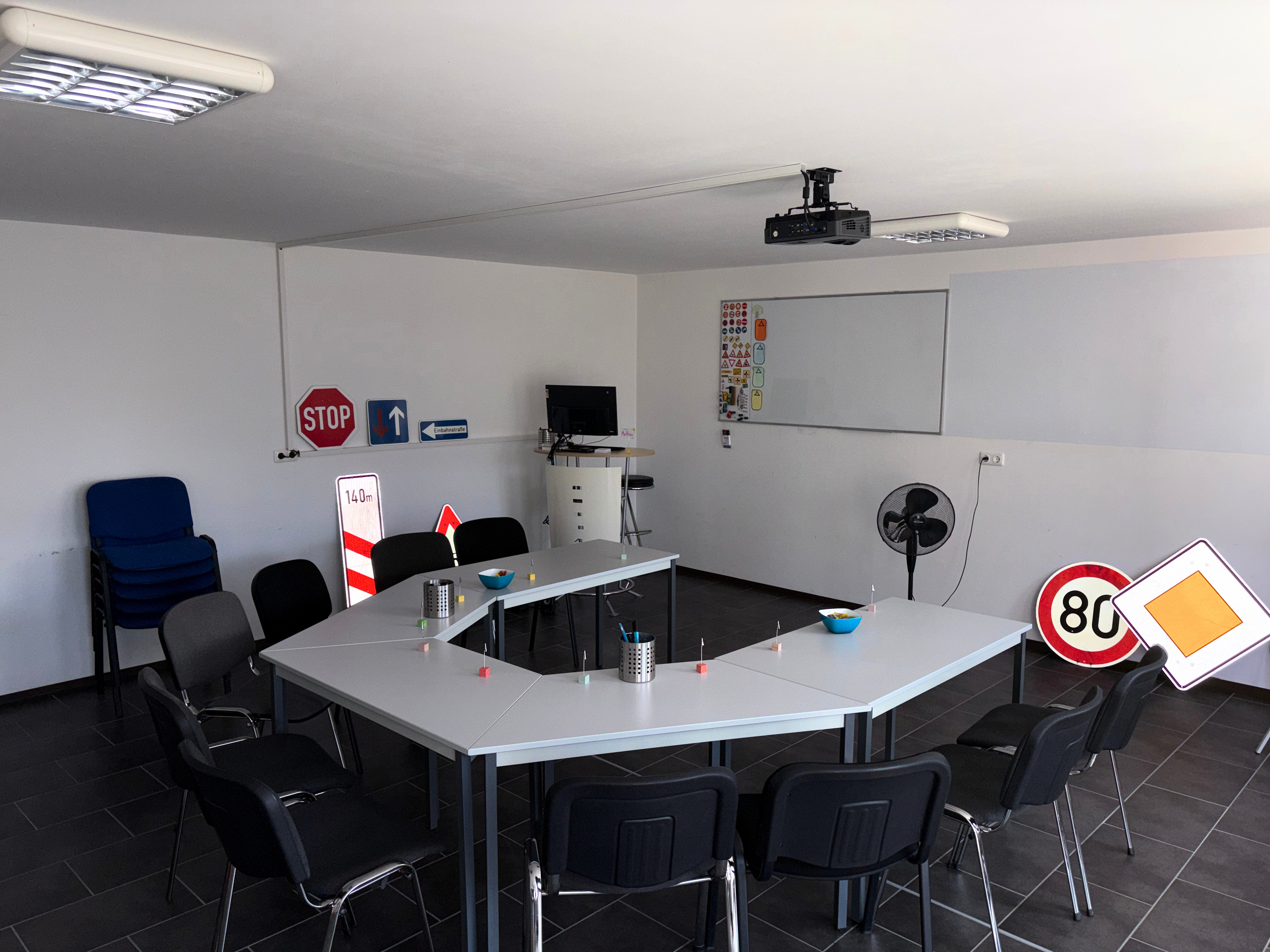 Theorieraum der Fahrschule Goßler in Roßtal