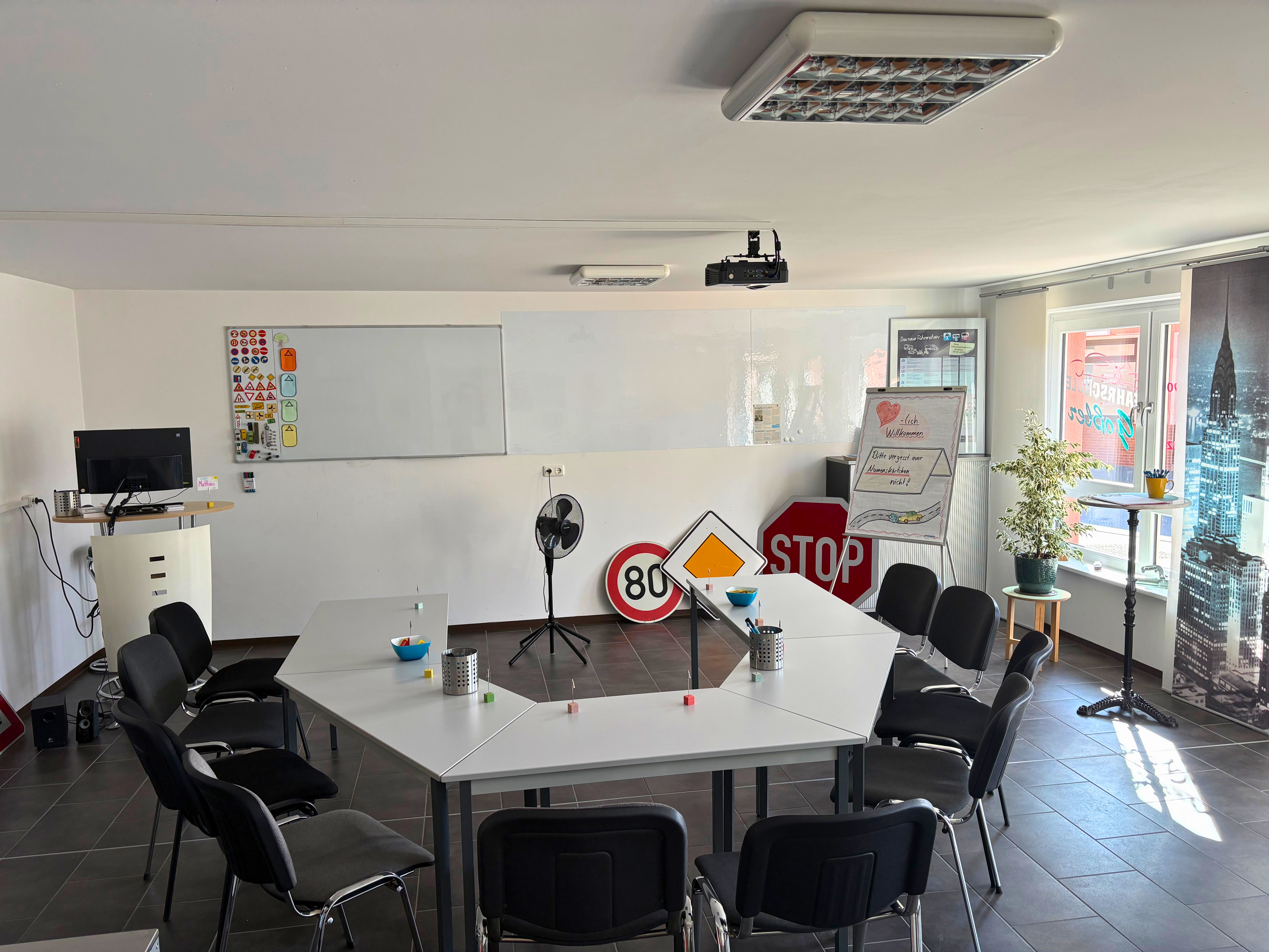 Theorieraum der Fahrschule Goßler mit Bestuhlung und Präsentationsfläche
