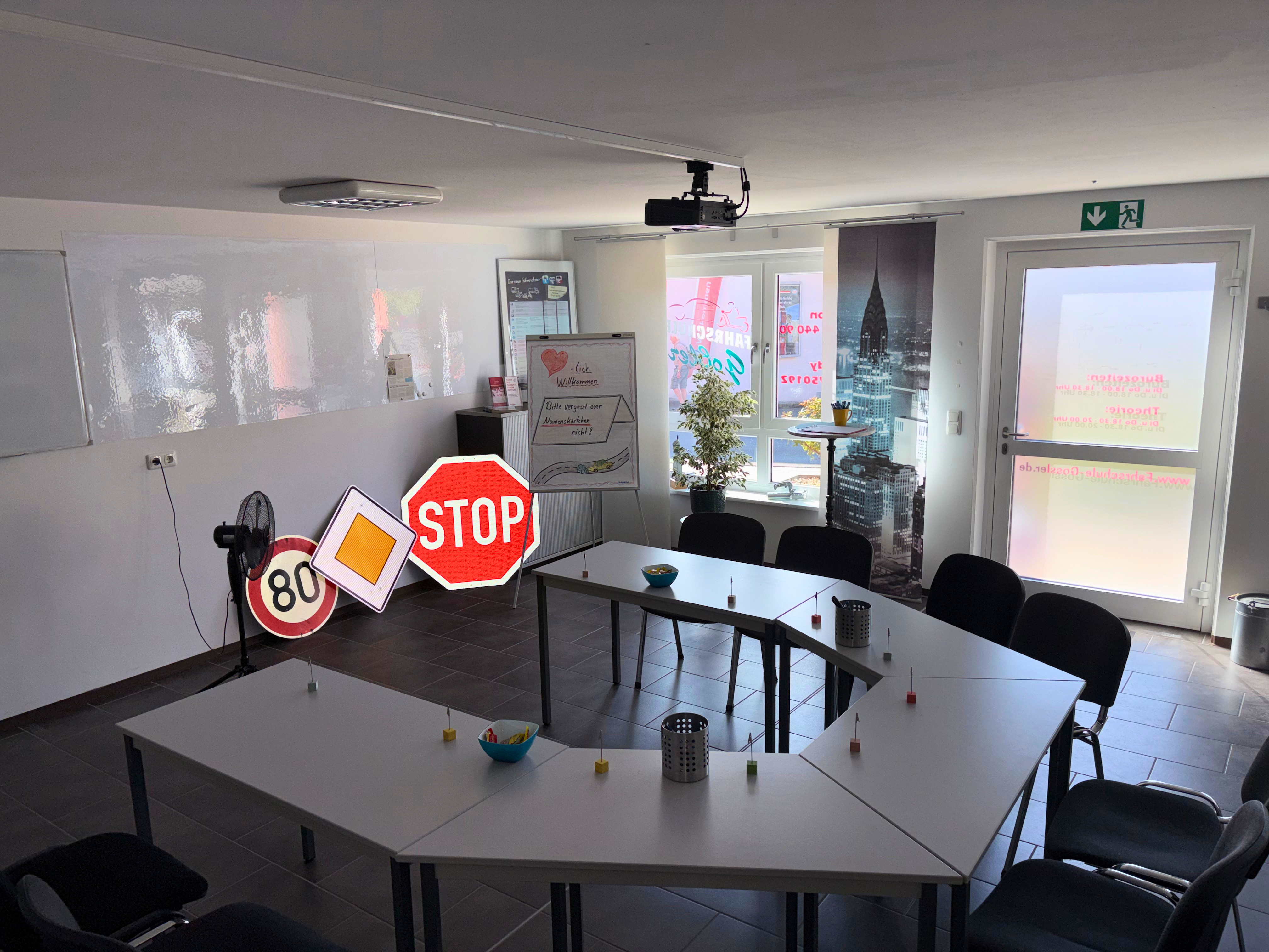 Weiterer Blick in den Lern- und Theoriebereich der Fahrschule Goßler
